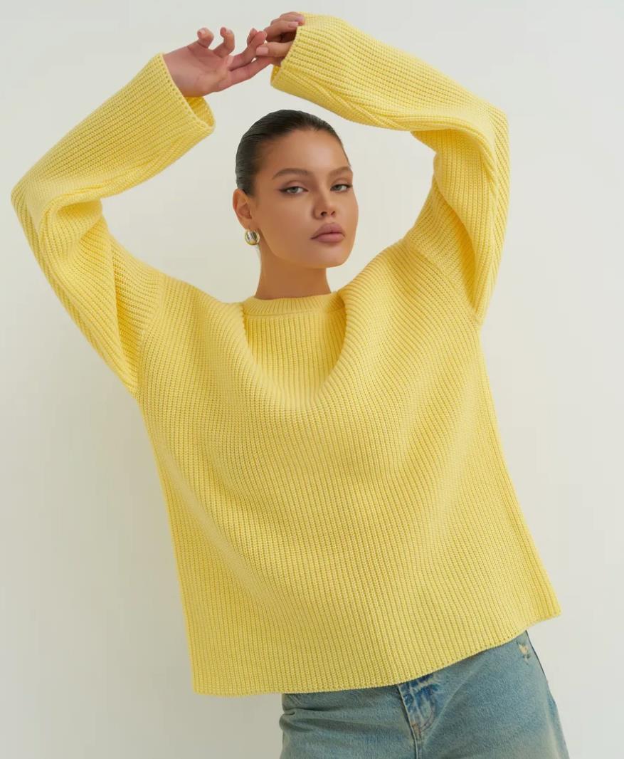 Pull oversize Douceur d'Hiver – Jaune clair, porté avec un jean