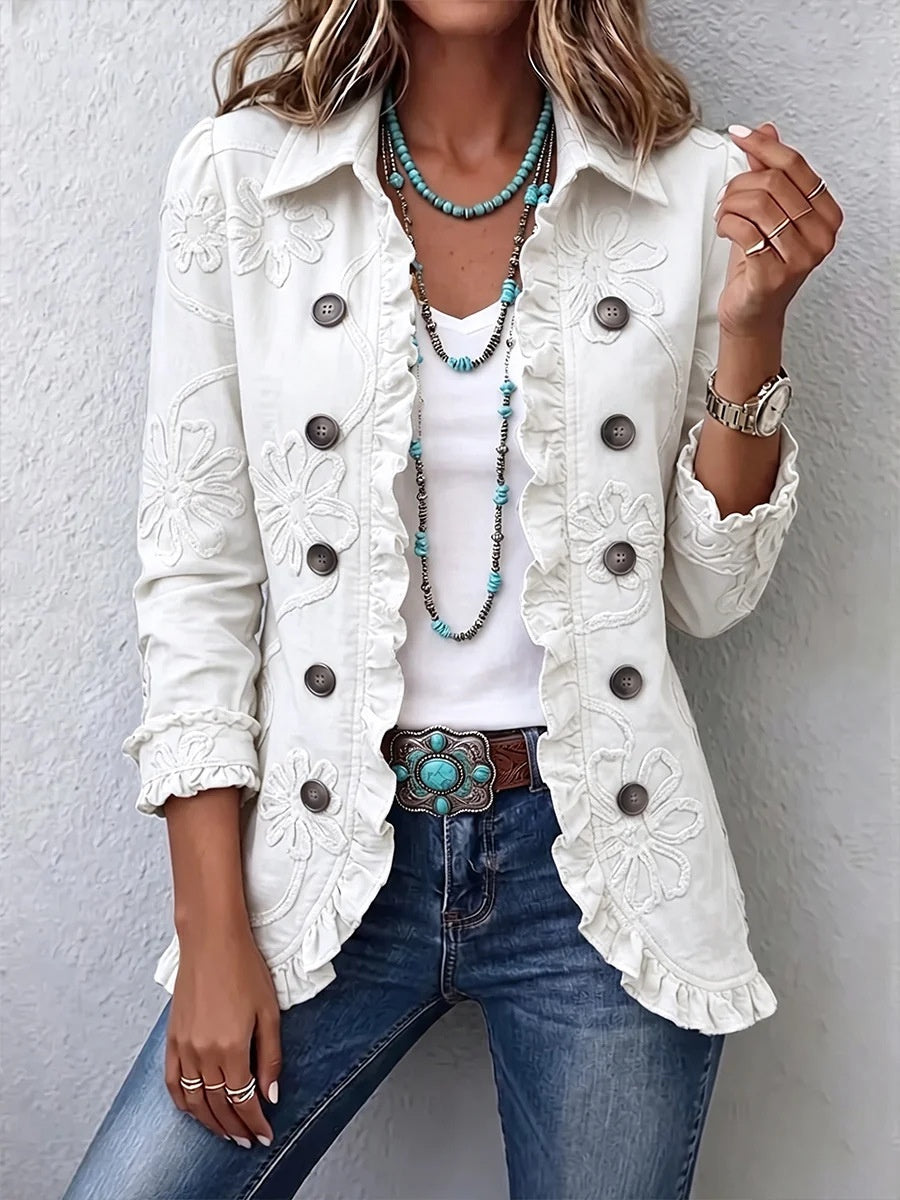 Blazer volanté brodé blanc porté avec un jean