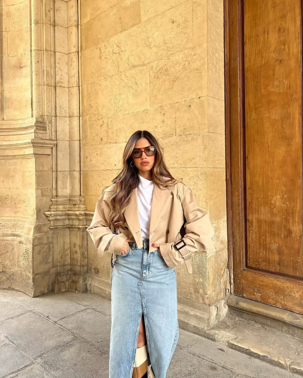 Trench ultra court ceinturé - Beige, vue en pied