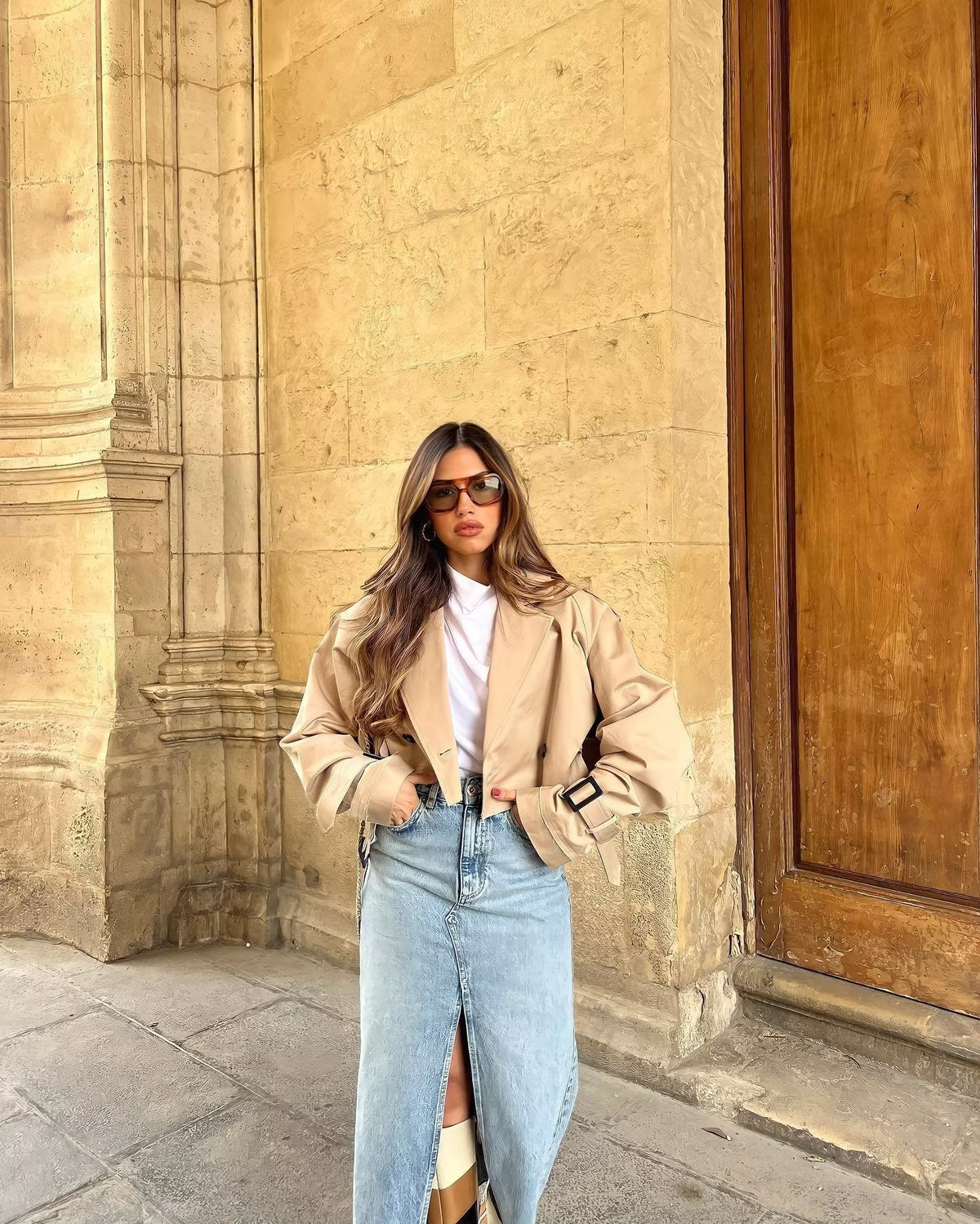 Trench ultra court ceinturé - Beige, vue en pied
