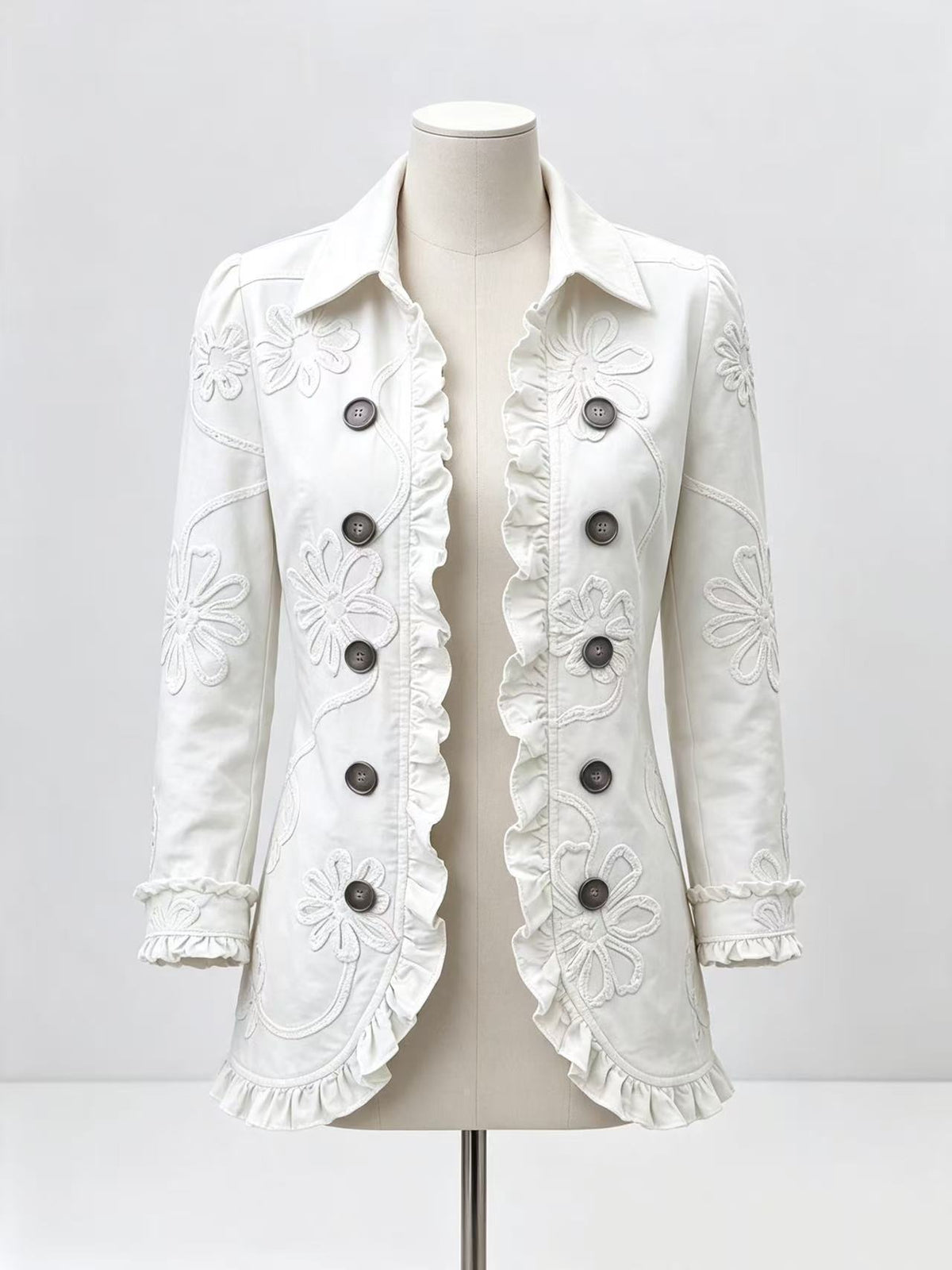 Blazer volanté brodé blanc sur mannequin