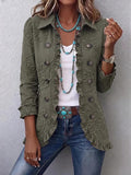 Blazer volanté brodé vert porté avec un jean et des bijoux turquoise