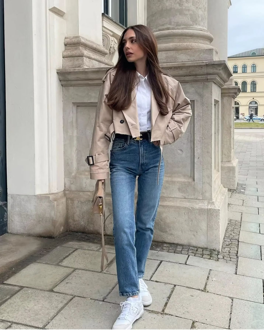 Trench ultra court ceinturé - Beige, porté avec un jean
