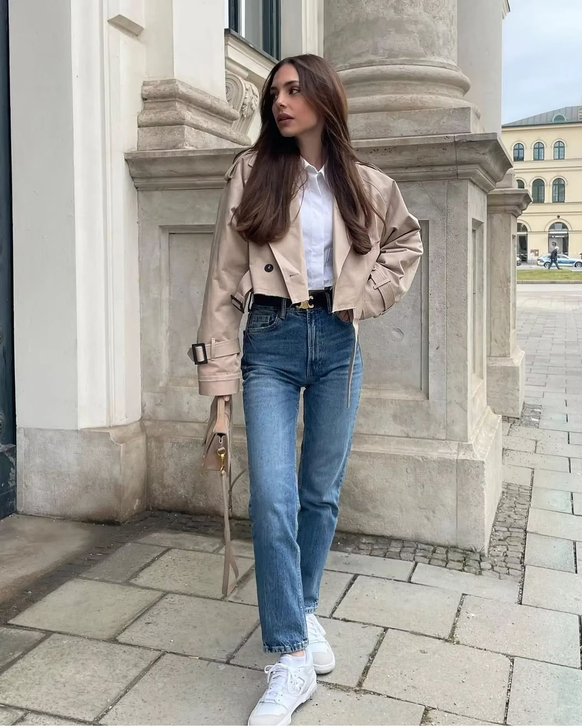 Trench ultra court ceinturé - Beige, porté avec un jean
