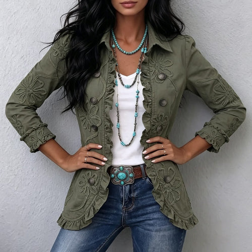 Blazer volanté brodé vert porté avec un jean