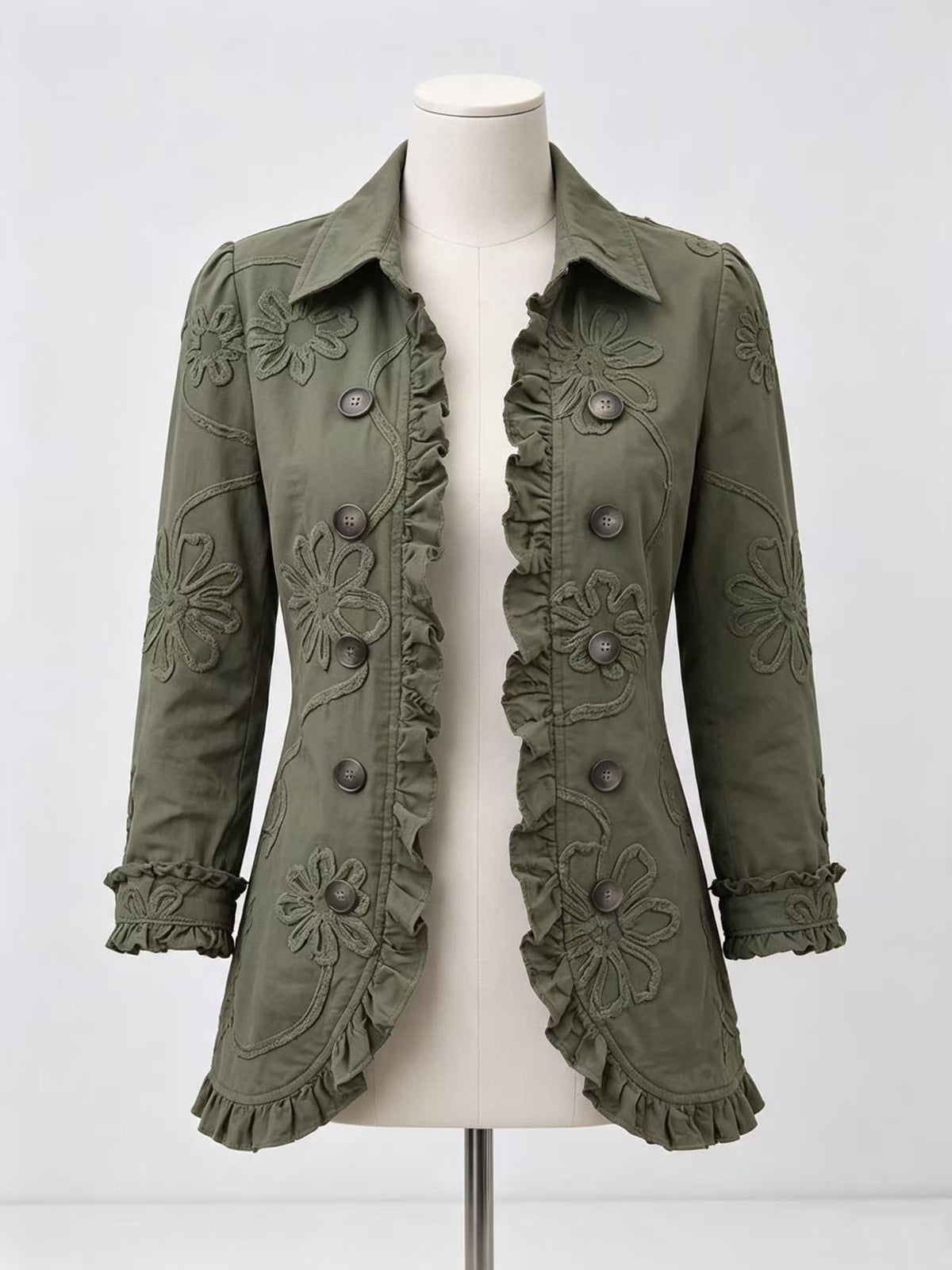 Blazer volanté brodé vert sur mannequin