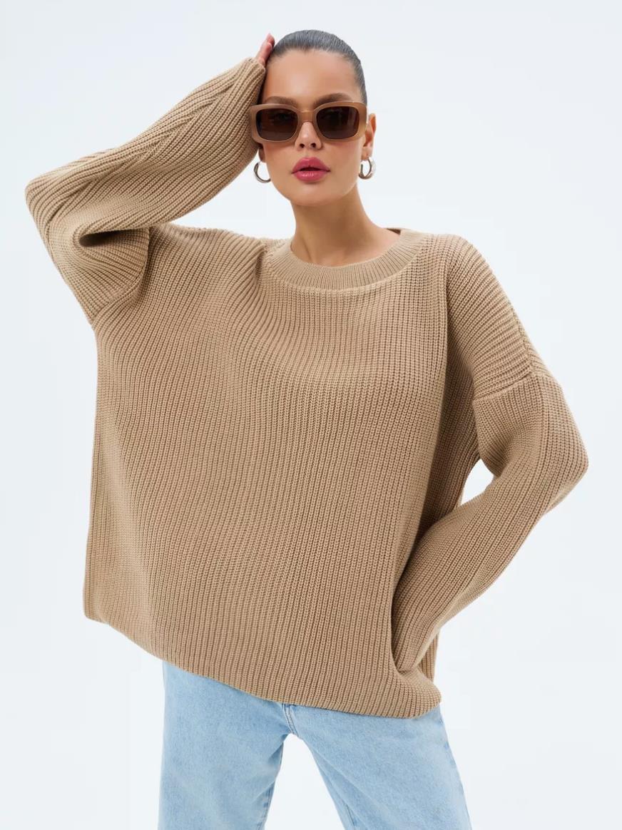 Pull oversize Douceur d'Hiver – Kaki, porté avec un jean